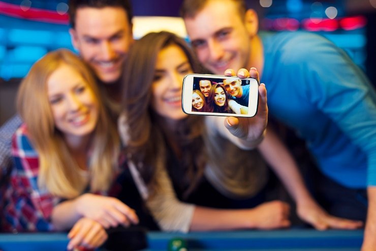nemo Koprok app interface on mobile phone showing three-card hand and dealer cards